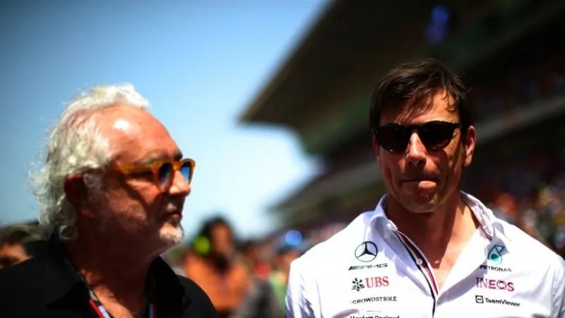 Mercedes negocia la compra de acciones de Alpine