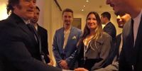 Milei, en el Tech Forum 2024; detrás de él, Mauricio Novelli y Manuel Terrones Godoy, operadores de la cipto $Libra.