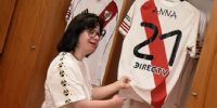 Anna Vives, creadora de la tipografía inclusiva, con la camiseta de River. 