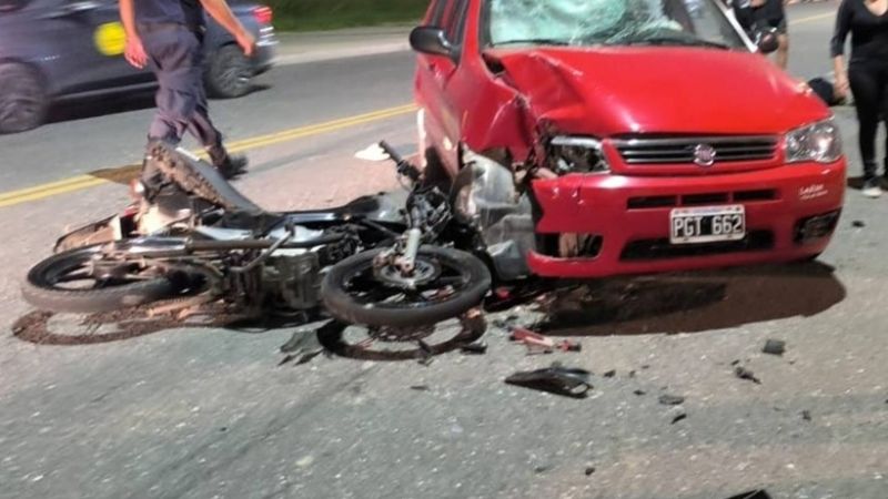 Violento choque entre un auto y una moto