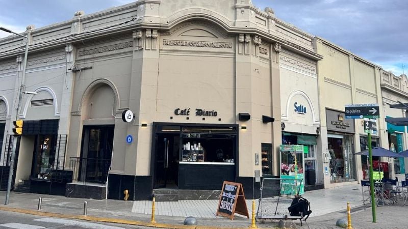Comerciante difundió un incidente en un bar y respaldó la iniciativa para restringir el ingreso