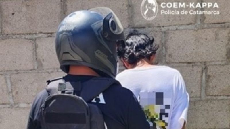 Empuñando un machete quiso agredir a un menor