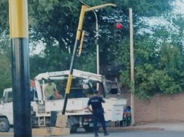 Camionero chocó un semáforo, huyó y lo encontraron minutos después