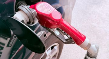 Llenar el tanque duele cada vez más y la nafta ya empuja una nueva ola de aumentos