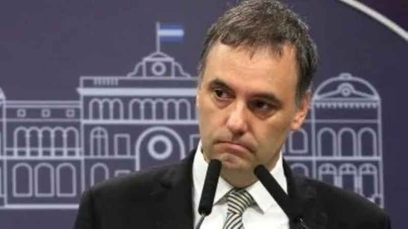 Adorni volvió a disculparse por llevar a su esposa en el avión presidencial, pero denunció filtraciones "internas"