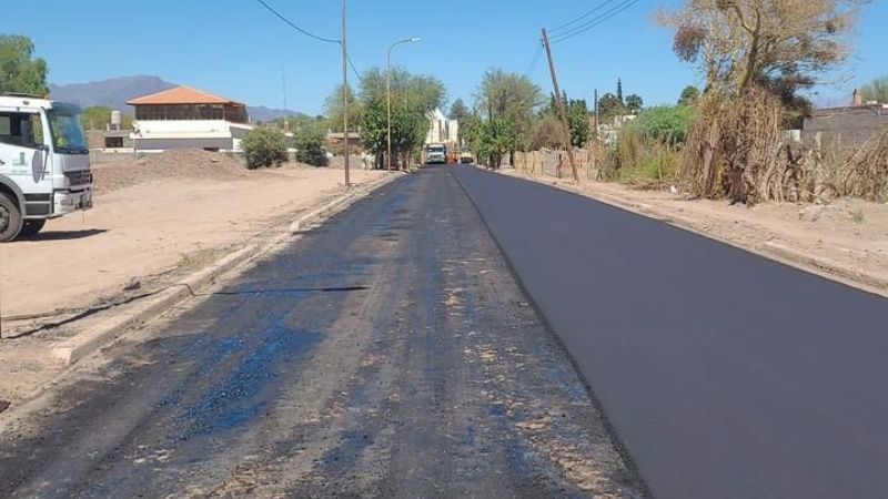 Avanza una importante obra de asfaltado en Fiambalá con fondos de regalías mineras