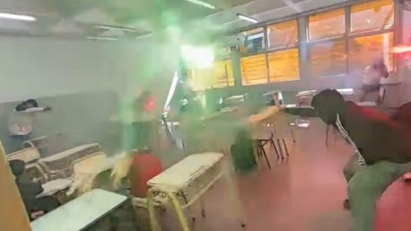 Expulsarán a los alumnos que utilizaron bengalas dentro de una escuela