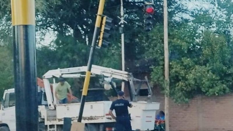 Camionero chocó un semáforo, huyó y lo encontraron minutos después