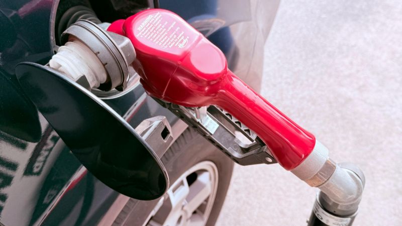 Llenar el tanque duele cada vez más y la nafta ya empuja una nueva ola de aumentos