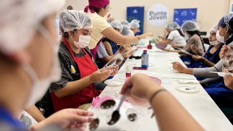 Exitoso taller de elaboración de Huevos de Pascua para jóvenes emprendedores