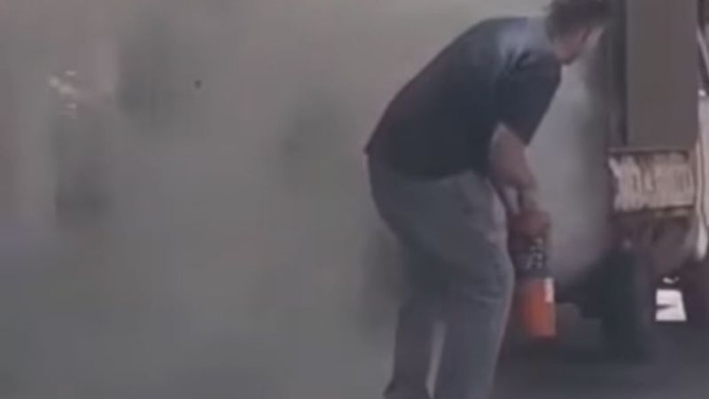 Voraz incendio de un vehículo en pleno centro de Catamarca