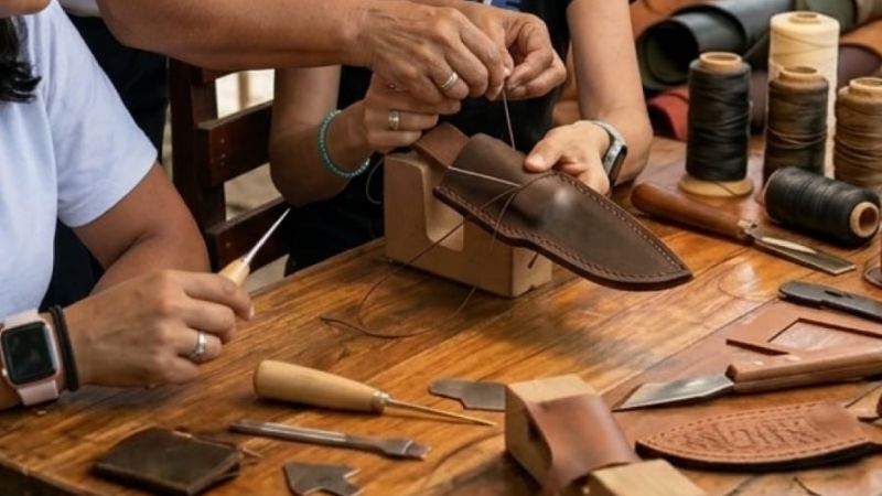 Manos al cuero: taller de marroquinería en Pueblo Perdido