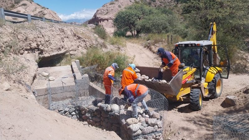 Reconstruyen defensas en El Eje
