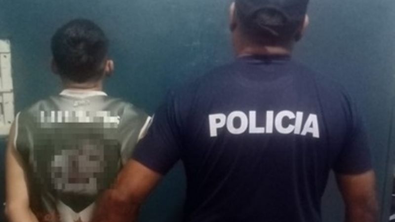 Le robó el matafuego a su padre