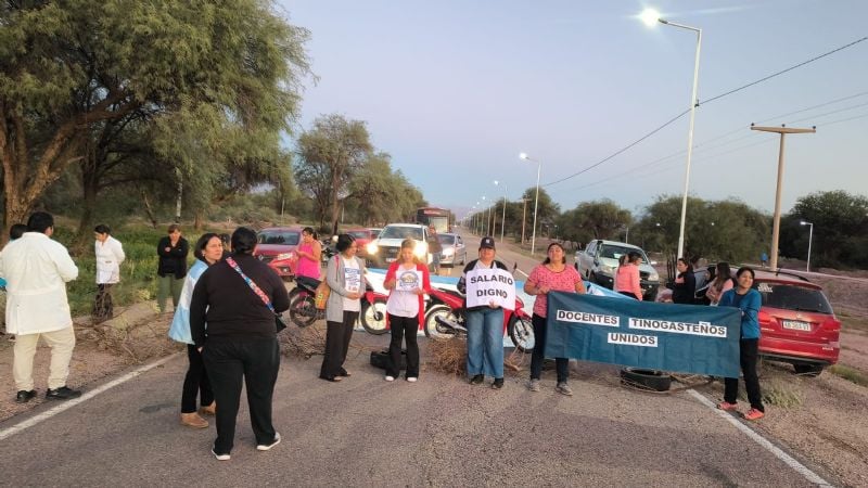 Tinogasta: docentes cortan la ruta en reclamo de un salario digno