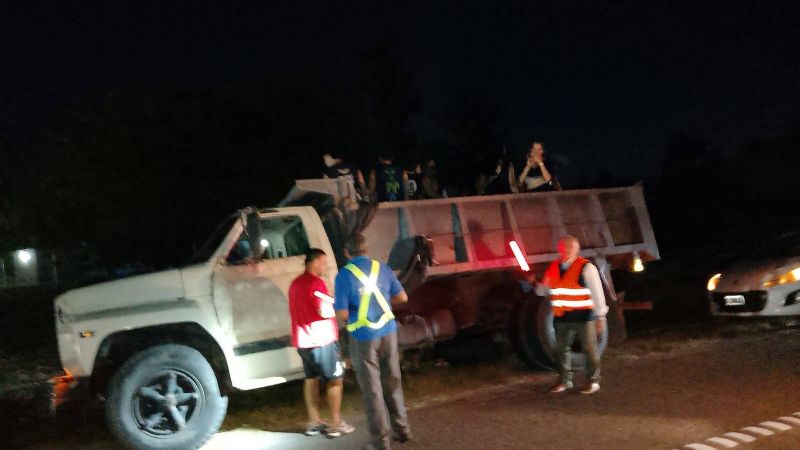 Secuestran un camión que trasladaba 23 menores en la caja del vehículo