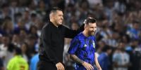 MESSI junto a Riquelme, presidente de Boca, en la última actuación de Argentina en 