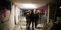 Soldados israelíes trabajan en el lugar de los daños causados por las descargas de misiles iraníes que alcanzaron edificios residenciales en Arad, en el sur de Israel.