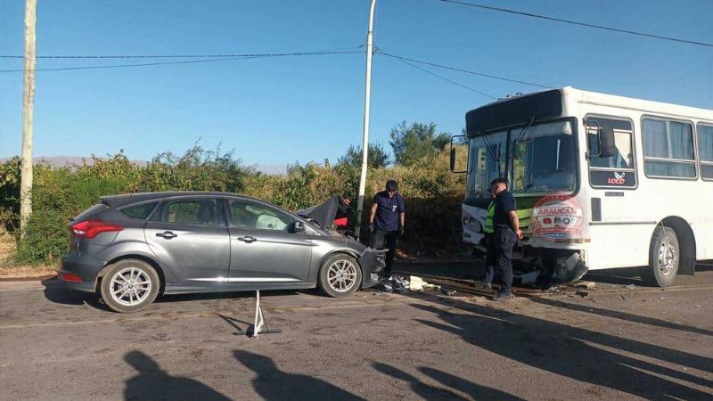 Un auto y un colectivo protagonizaron un fuerte siniestro