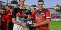 VILLA CUBAS venció 3-2 a Policial y Gastón Romero recibe la Copa Club Deportivo de manos de Eduardo Chacón, Jefe de Deportes de “El Esquiú”.