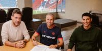 Gustavo Álvarez firma su contrato como nuevo entrenador de San Lorenzo junto con el presidente Sergio Costantino y Pablo Barrientos.