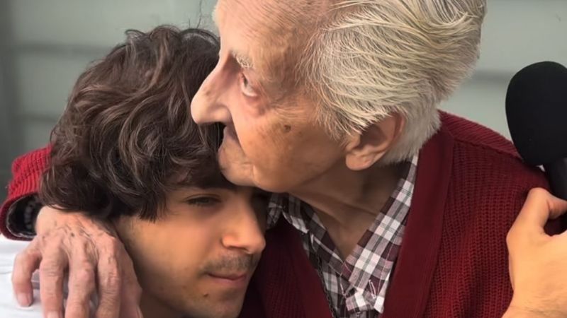 Tiene 89 años vende juguetes en la vereda para poder sobrevivir