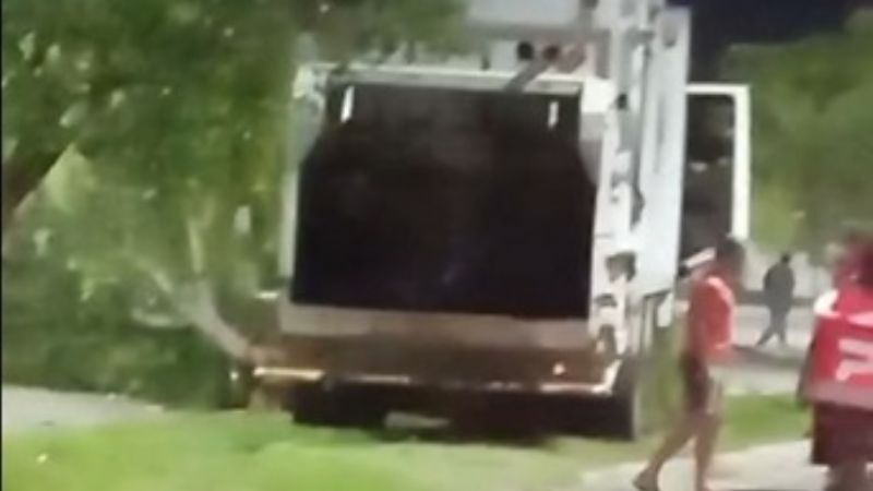 Camión recolector de basura que era remolcado, chocó contra un poste de luz