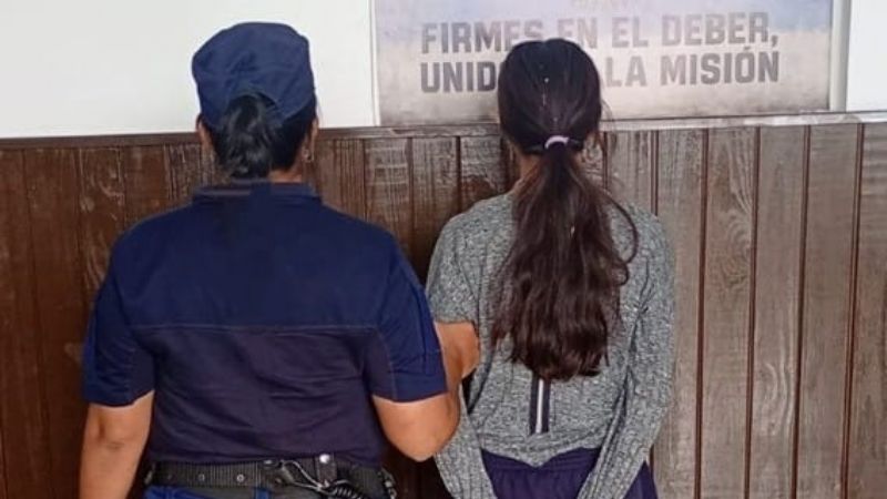 Le pegó con una escoba y fue detenida