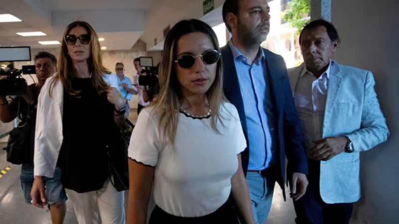 “Vuelvo a la Argentina”, dijo Agostina Páez, la abogada acusada de gestos racistas