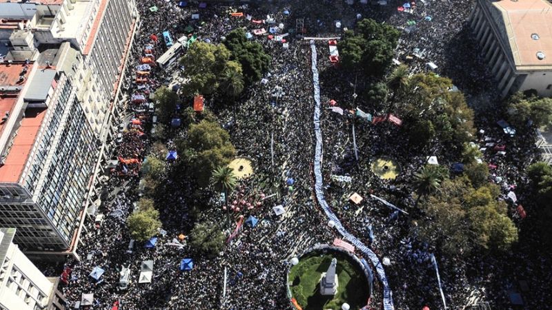 Una multitud llenó la Plaza de Mayo a 50 años del golpe