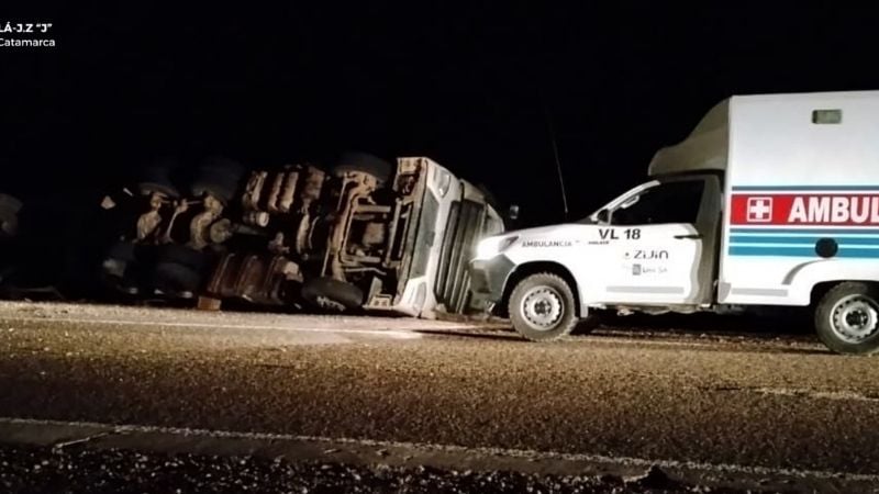 Tinogasta: Volcó un camión cisterna con salmuera y el conductor resultó herido