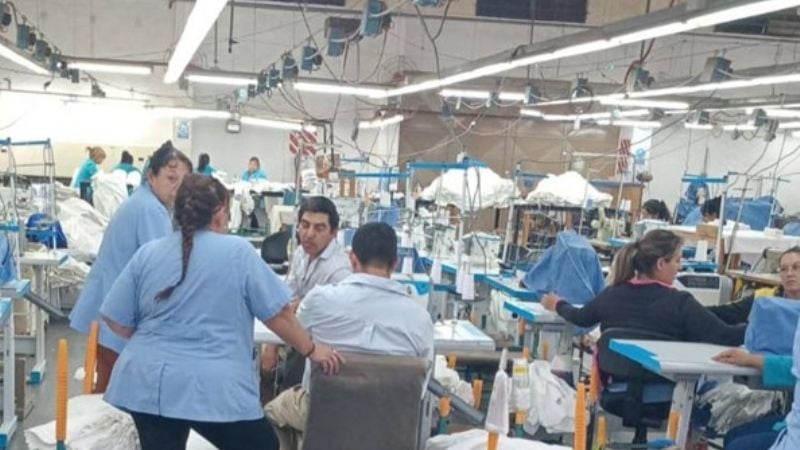 Empleados de una fábrica textil de "paro de brazos caídos"