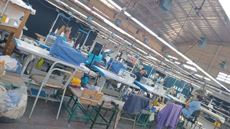 Empleados de una fábrica textil de "paro de brazos caídos"