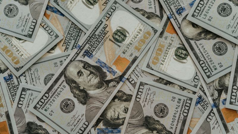 El dólar oficial cayó por debajo de los $1.400 y profundiza la calma cambiaria