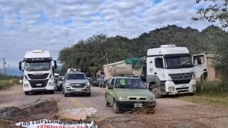 Municipales de Belén endurecen la protesta y mantienen el corte sobre Ruta Nacional 40
