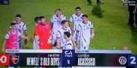 EL DESCONCIERTO de lo jugadores de Newell's, al término del partido con Acasuso.