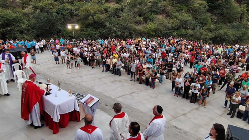 Cientos de fieles peregrinan junto a Jesús Crucificadoy al Beato Esquiú