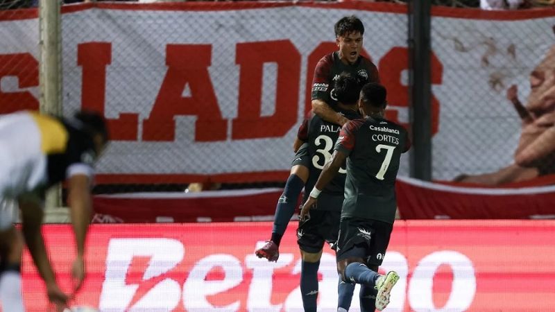 Con dos golazos, Huracán sigue en la Copa Argentina