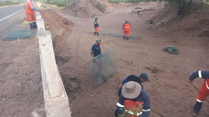 Reconstruyen defensas en Ruta Nacional N°60