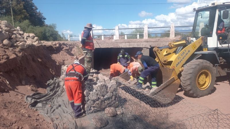 Reconstruyen defensas en Ruta Nacional N°60