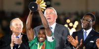 ZAMBIA CAMPEÓN 2012. Katongo levantando la Copa Africana de Naciones en Gabón, en 2012, cerca del lugar del accidente. 