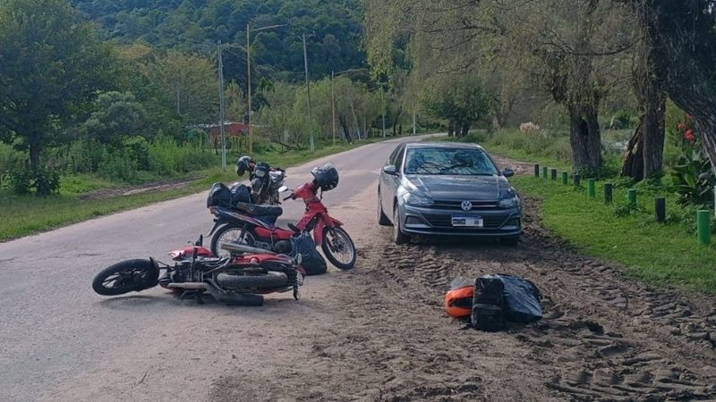 Mujer policía derrapó con su moto y debió recibir asistencia médica