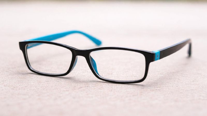 Búsqueda de lentes recetados perdidos en la ciudad
