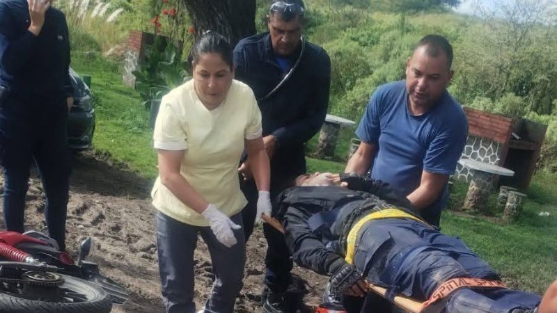 Una policía herida fue trasladada en la caja de una camioneta por falta de ambulancia
