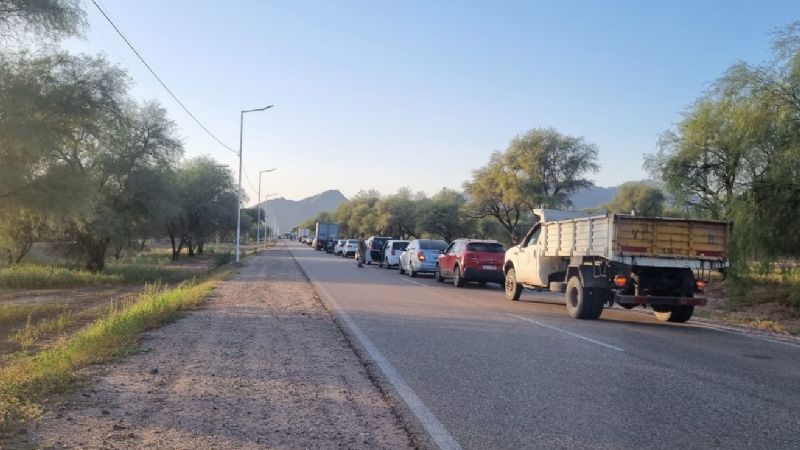 Ruta Nacional 60 continúa cortada por manifestación docente en Tinogasta
