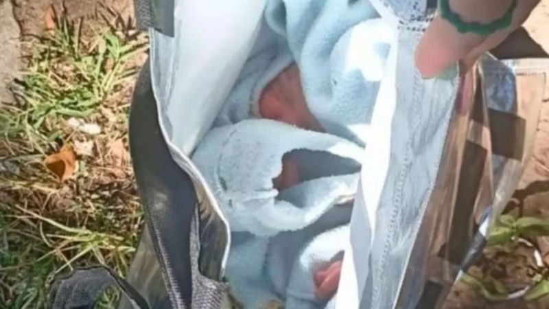 Encontraron a un bebé recién nacido abandonado en una bolsa