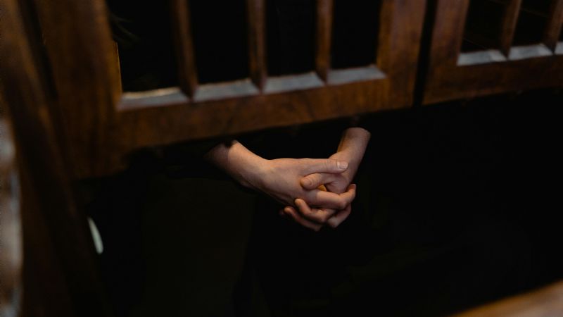 Elevan a juicio a una madre acusada de golpear brutalmente a su hijo de 8 años