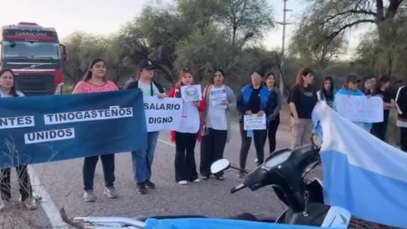 Docentes y trabajadores de la salud mantienen el corte en la Ruta 60 en Tinogasta