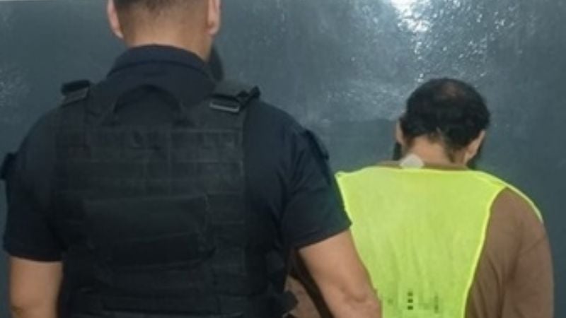 Intentó violentar un auto para robar