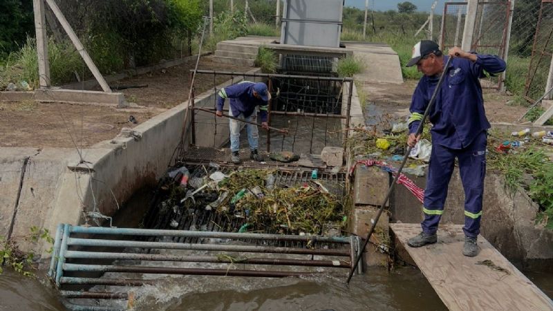 Finalizó la limpieza del Canal de La Colonia y piden a los vecinos no arrojar basura